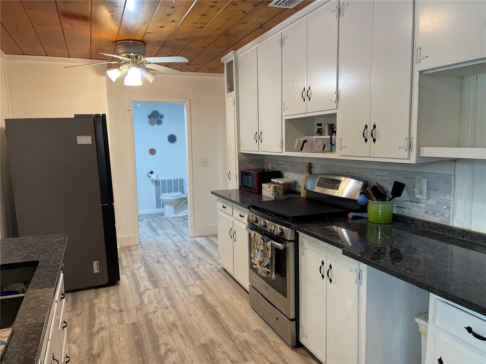 Image 8 of 33 For 202 Warfield Avenue