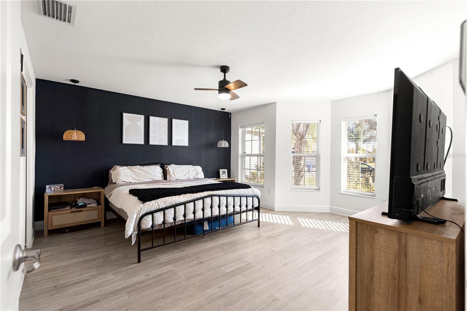 Image 18 of 44 For 10274 Julia Isles Avenue