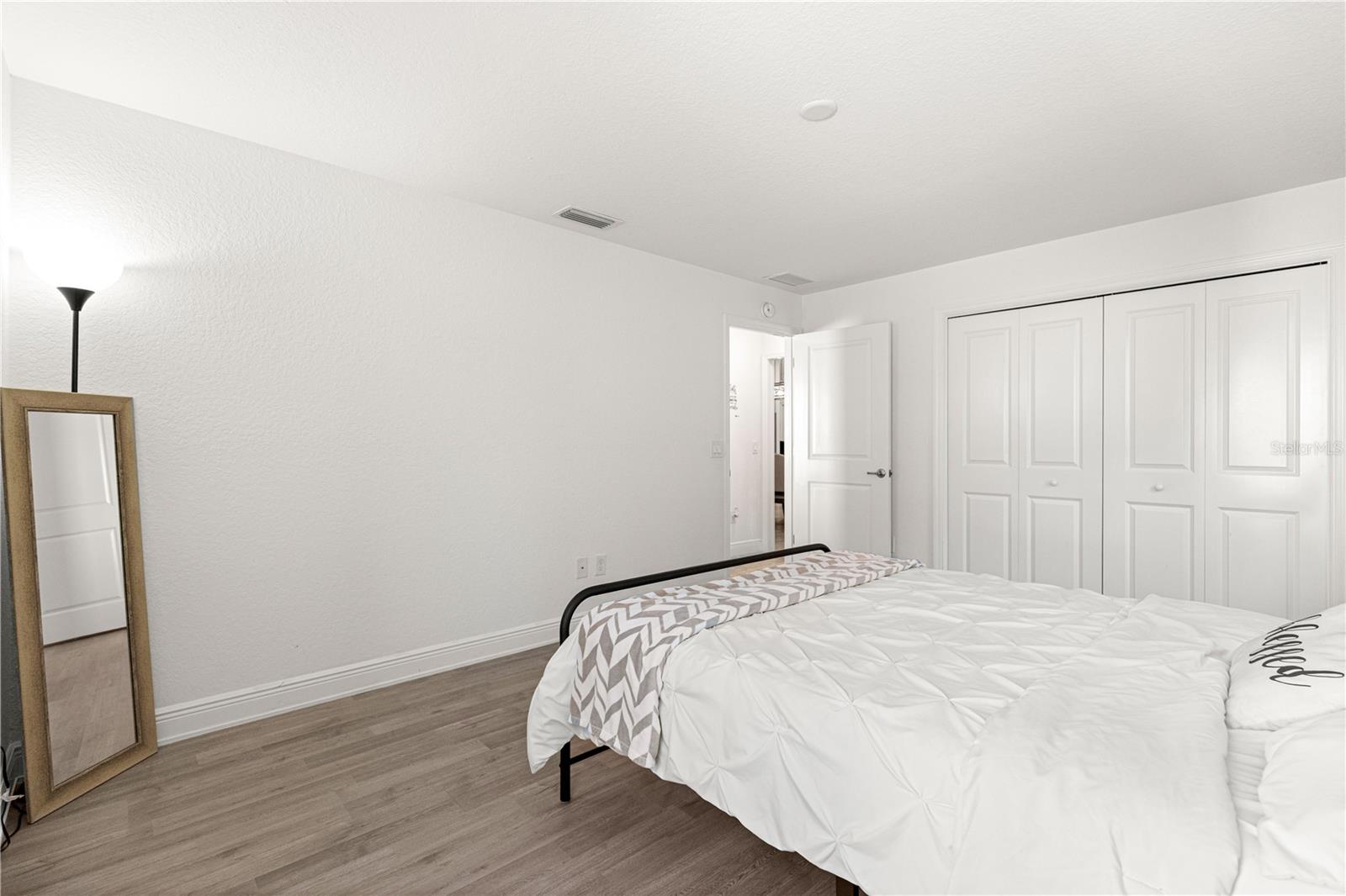 Image 27 of 44 For 10274 Julia Isles Avenue