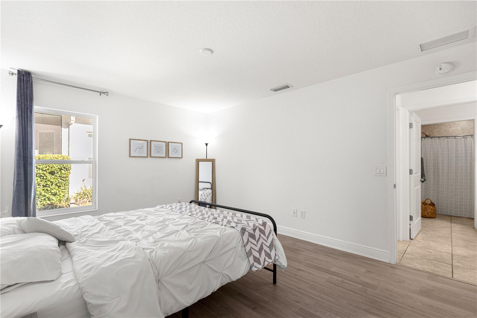 Image 28 of 44 For 10274 Julia Isles Avenue