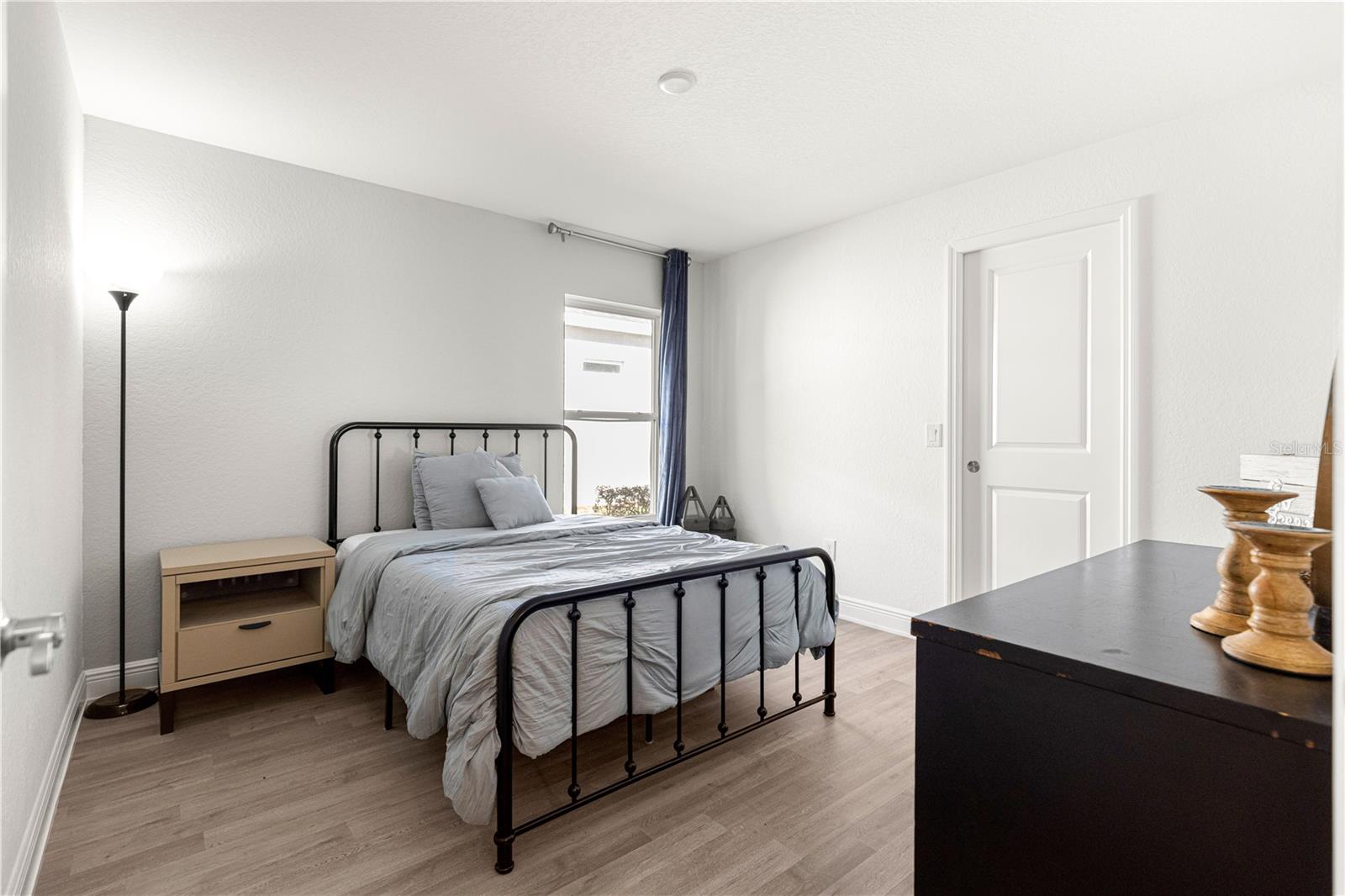 Image 33 of 44 For 10274 Julia Isles Avenue