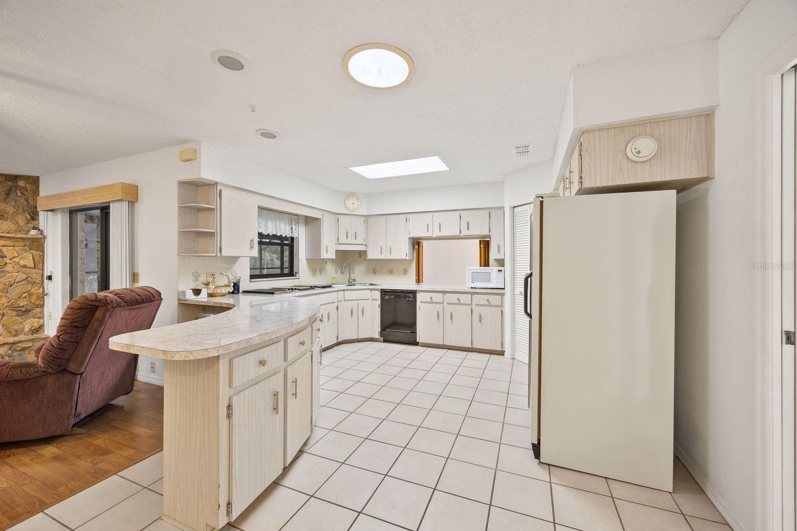 Listing photo id 9 for 5605 Calgary Terrace