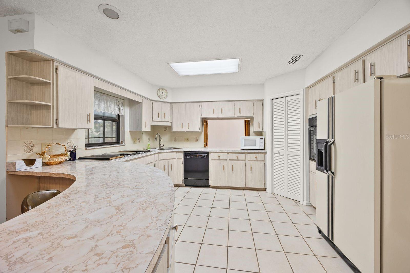 Listing photo id 10 for 5605 Calgary Terrace