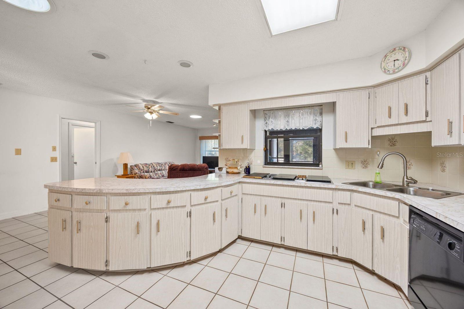 Listing photo id 11 for 5605 Calgary Terrace