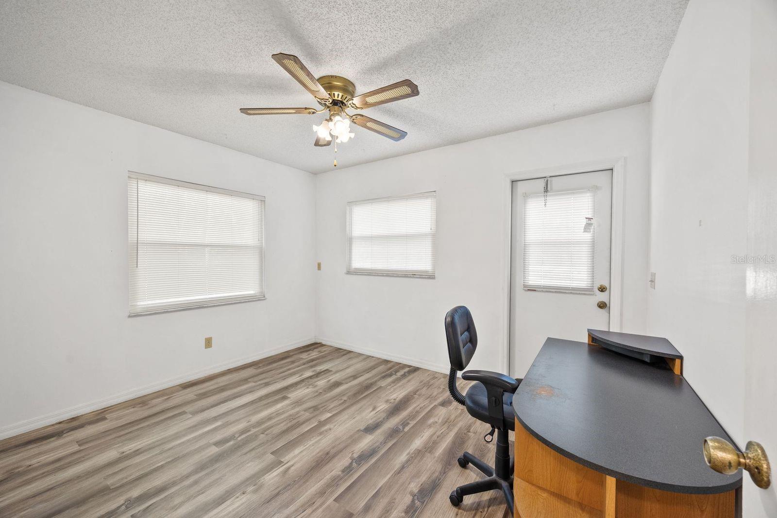 Listing photo id 16 for 5605 Calgary Terrace