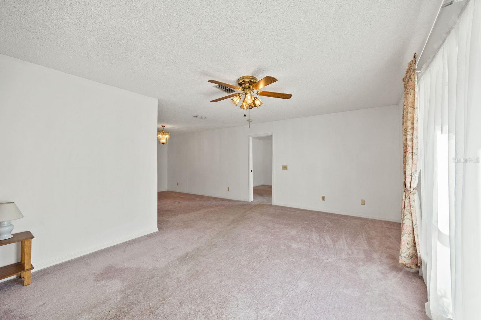 Listing photo id 2 for 5605 Calgary Terrace