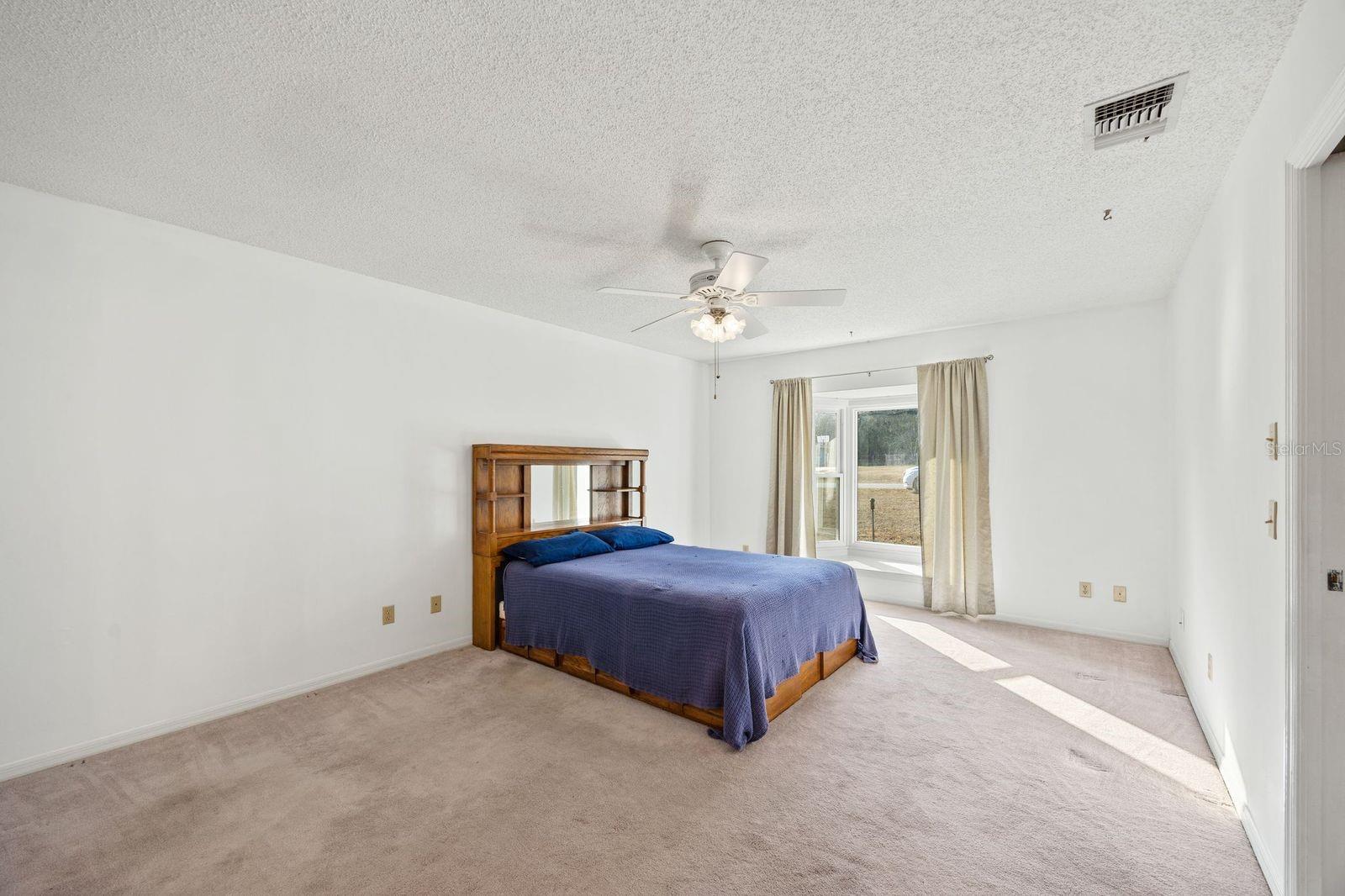 Listing photo id 4 for 5605 Calgary Terrace