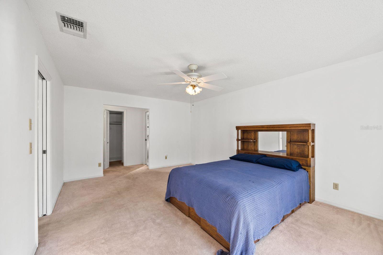 Listing photo id 5 for 5605 Calgary Terrace