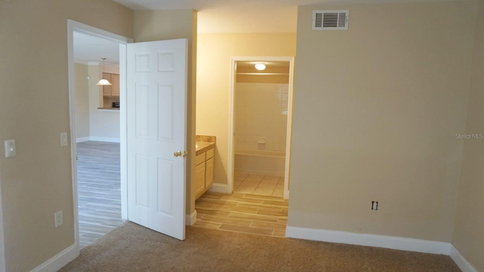 Image 8 of 13 For 14001 Fairway Island Drive 516