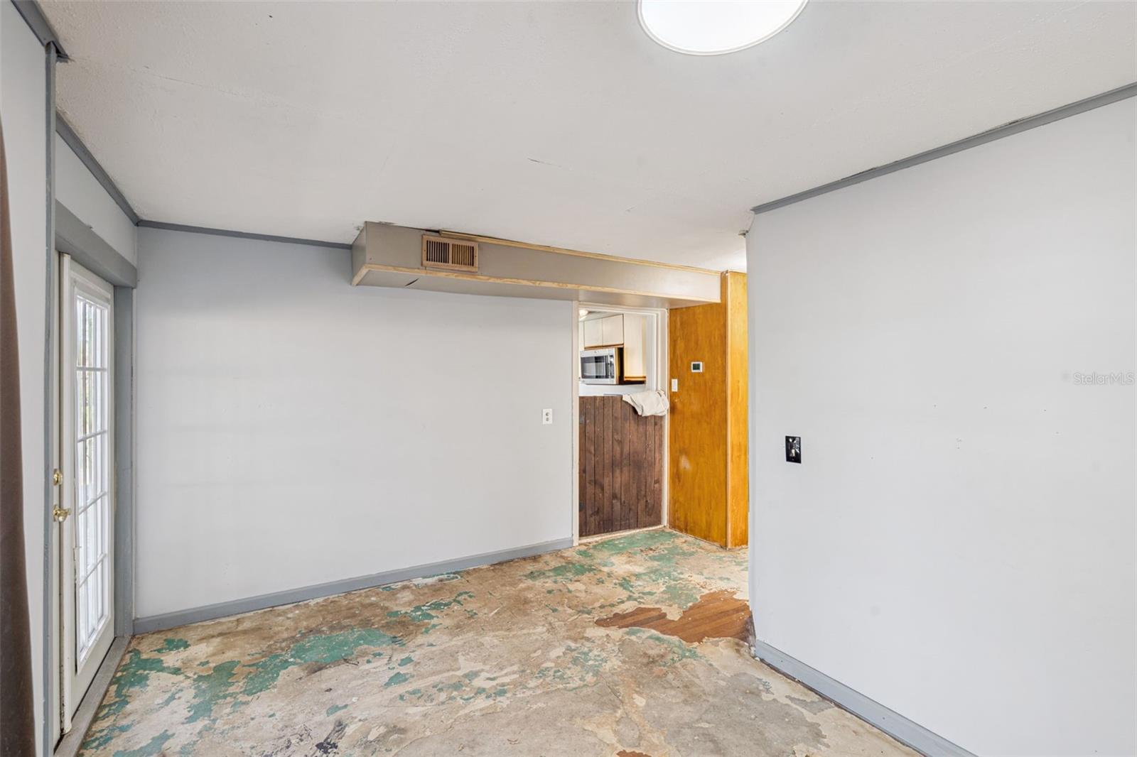 Image 14 of 37 For 17016 Hillcrest View Drive