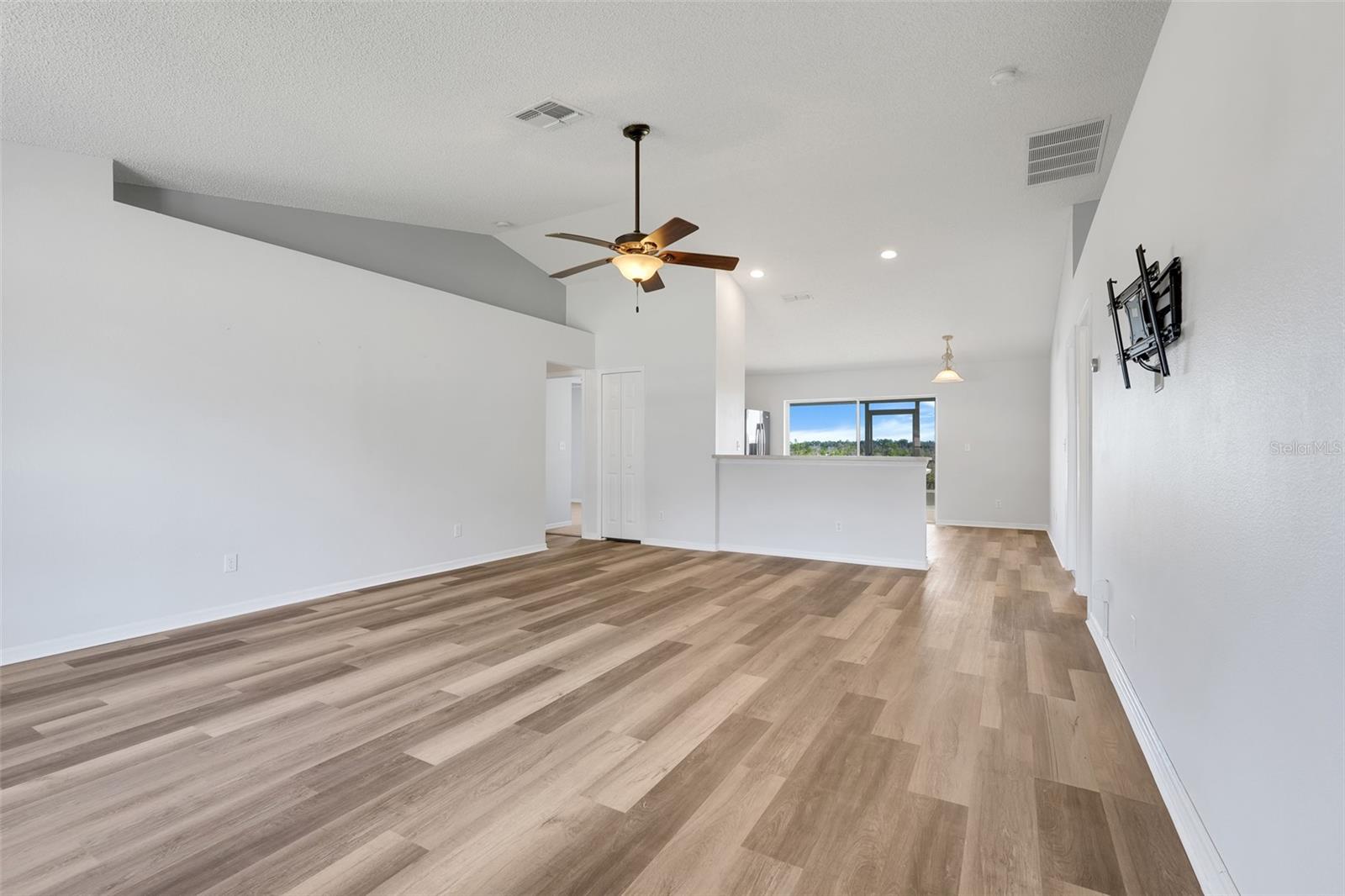 Image 9 of 40 For 1009 Bluegrass Drive