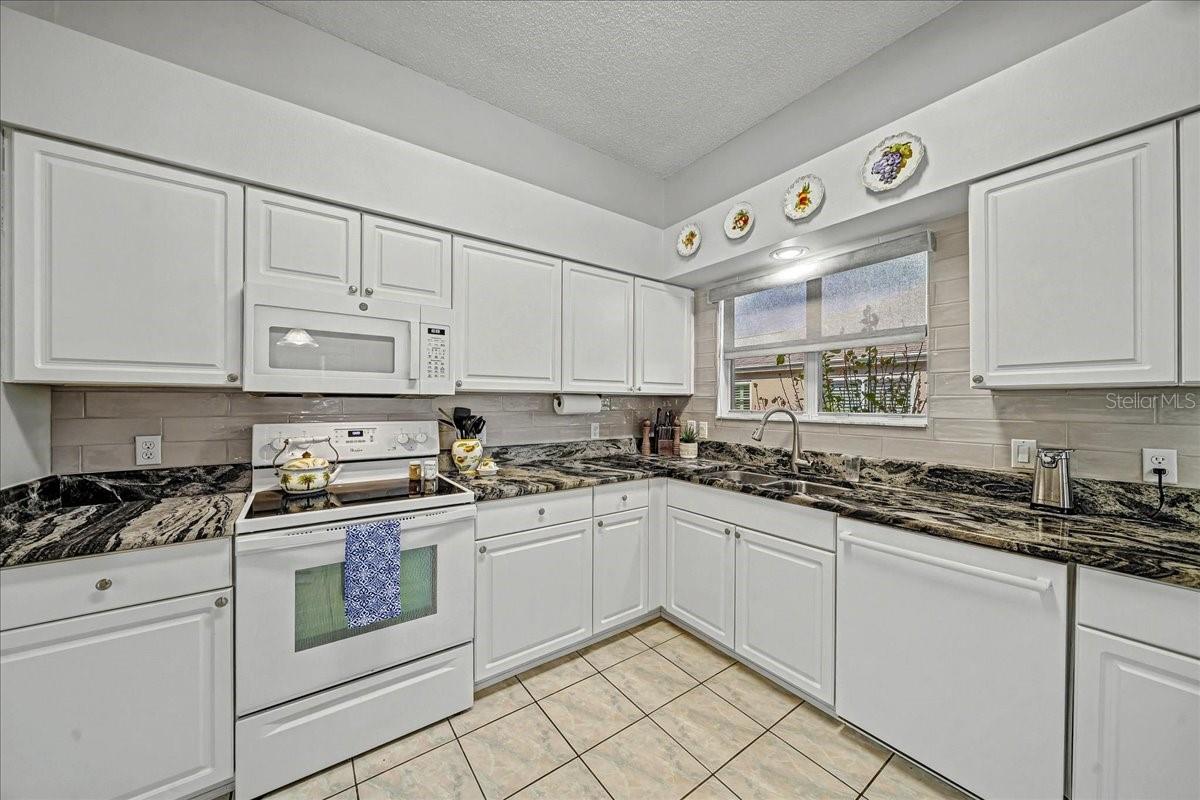 Image 14 of 82 For 922 Soledad Way