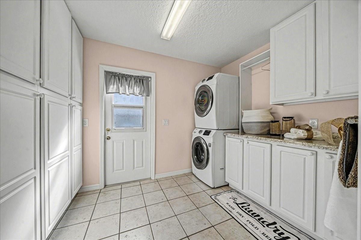 Image 32 of 82 For 922 Soledad Way