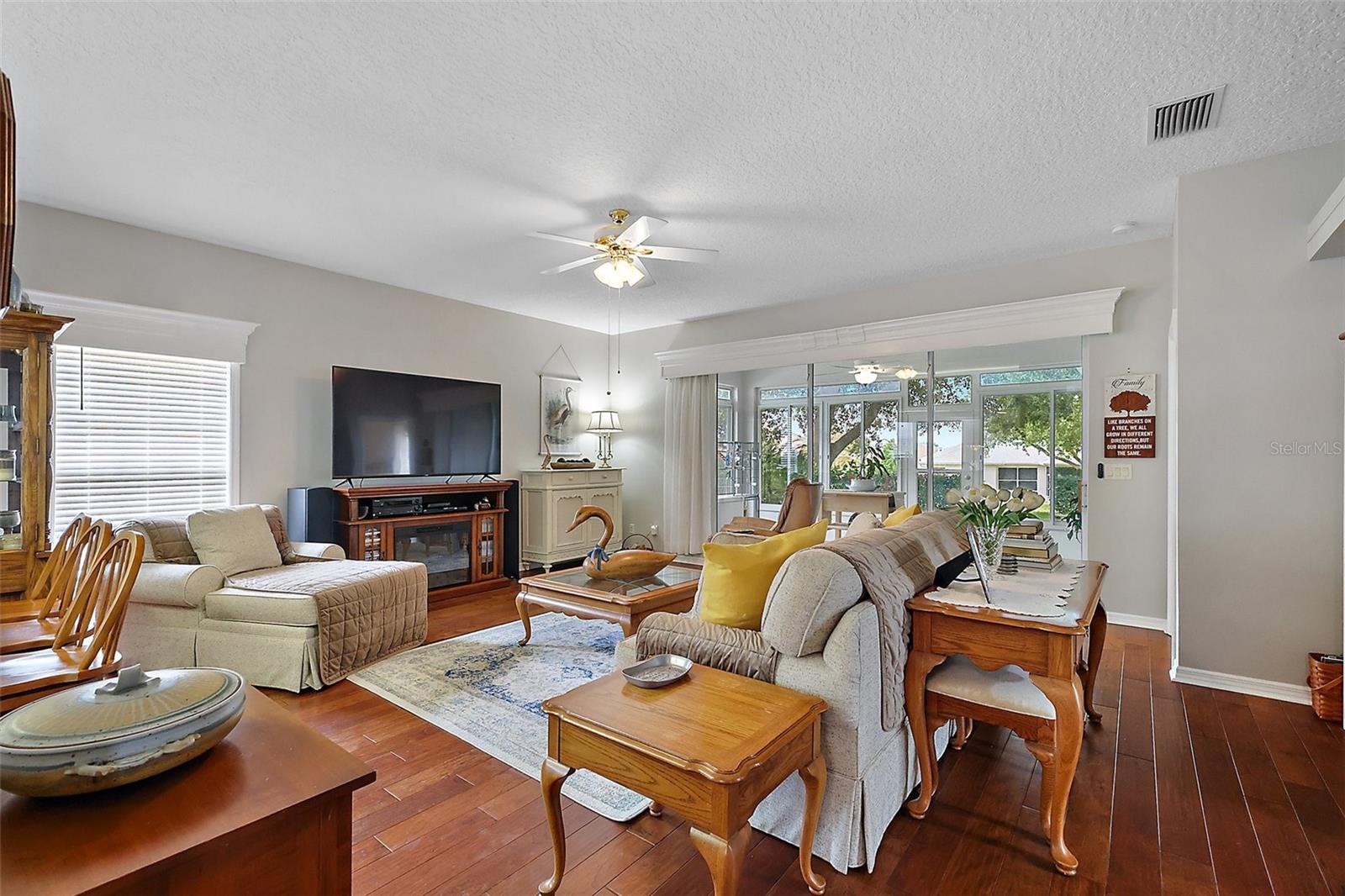 Image 6 of 49 For 3584 Tropical Seas Loop