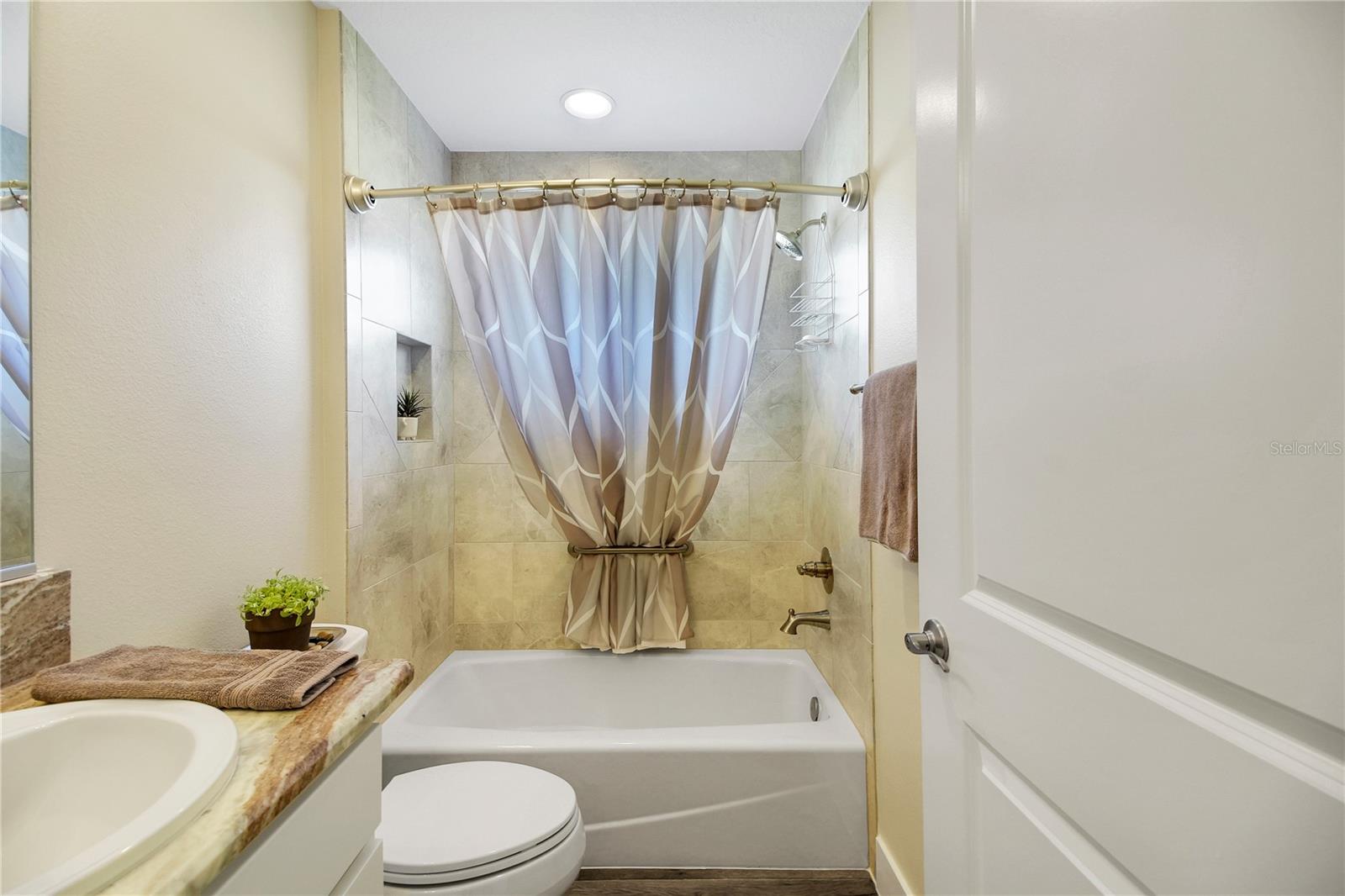 Image 41 of 48 For 3323 Rohan Road