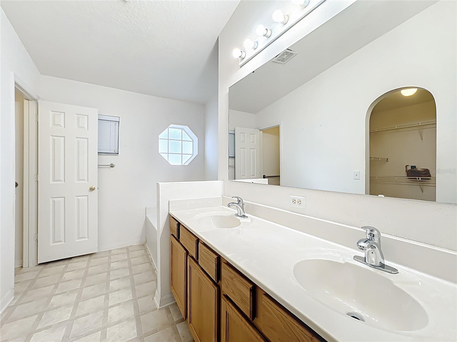 Image 34 of 44 For 2406 Tealwood Circle