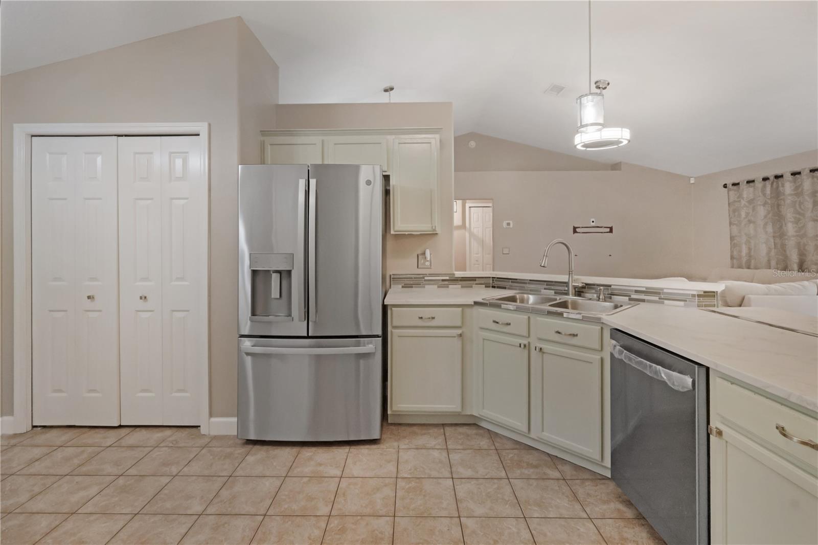 Image 15 of 43 For 640 Woodview Drive