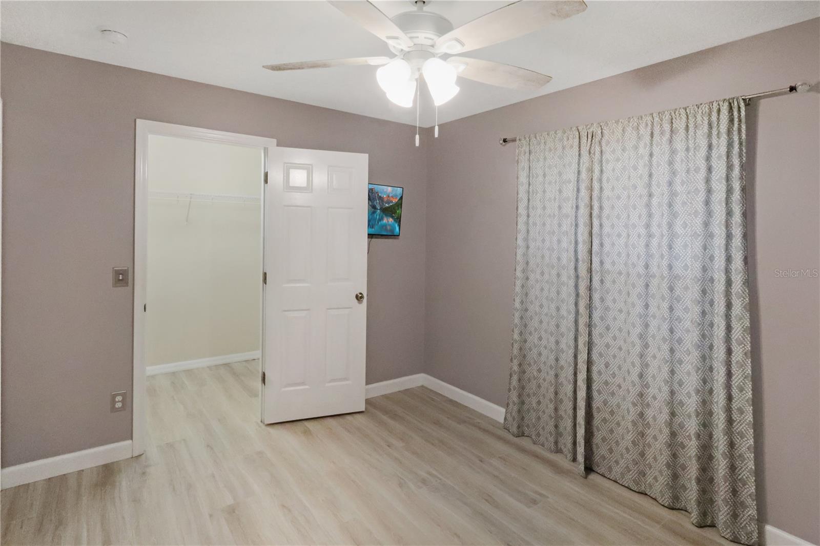 Image 17 of 43 For 640 Woodview Drive