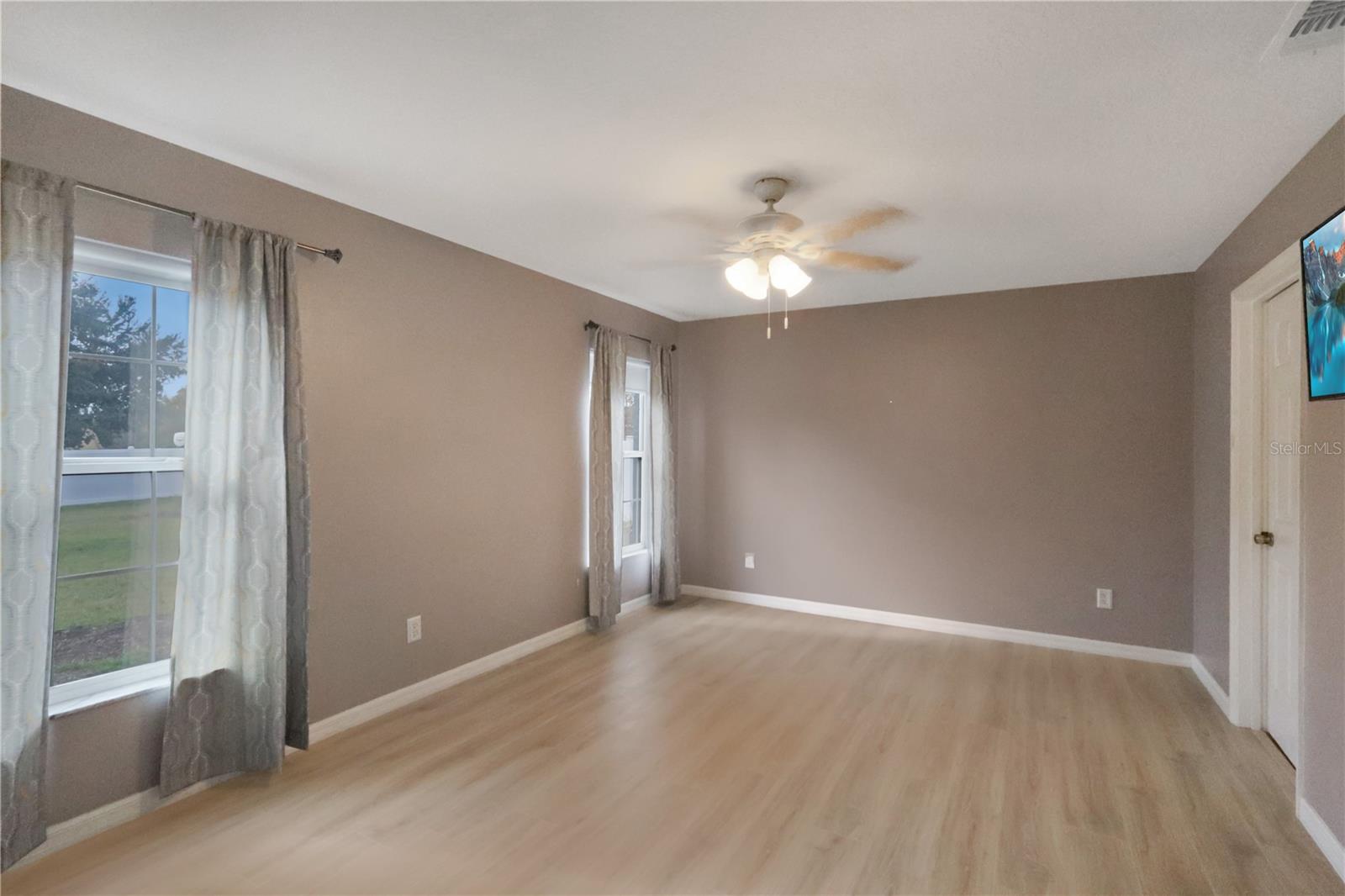 Image 23 of 43 For 640 Woodview Drive