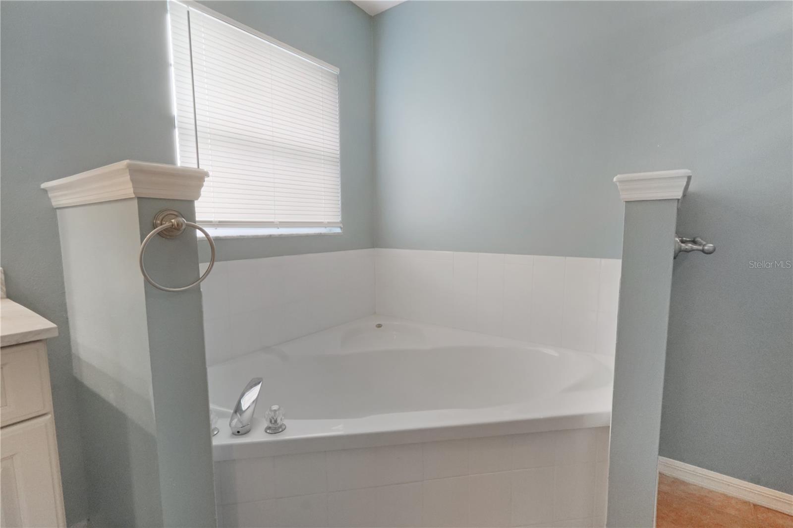 Image 26 of 43 For 640 Woodview Drive