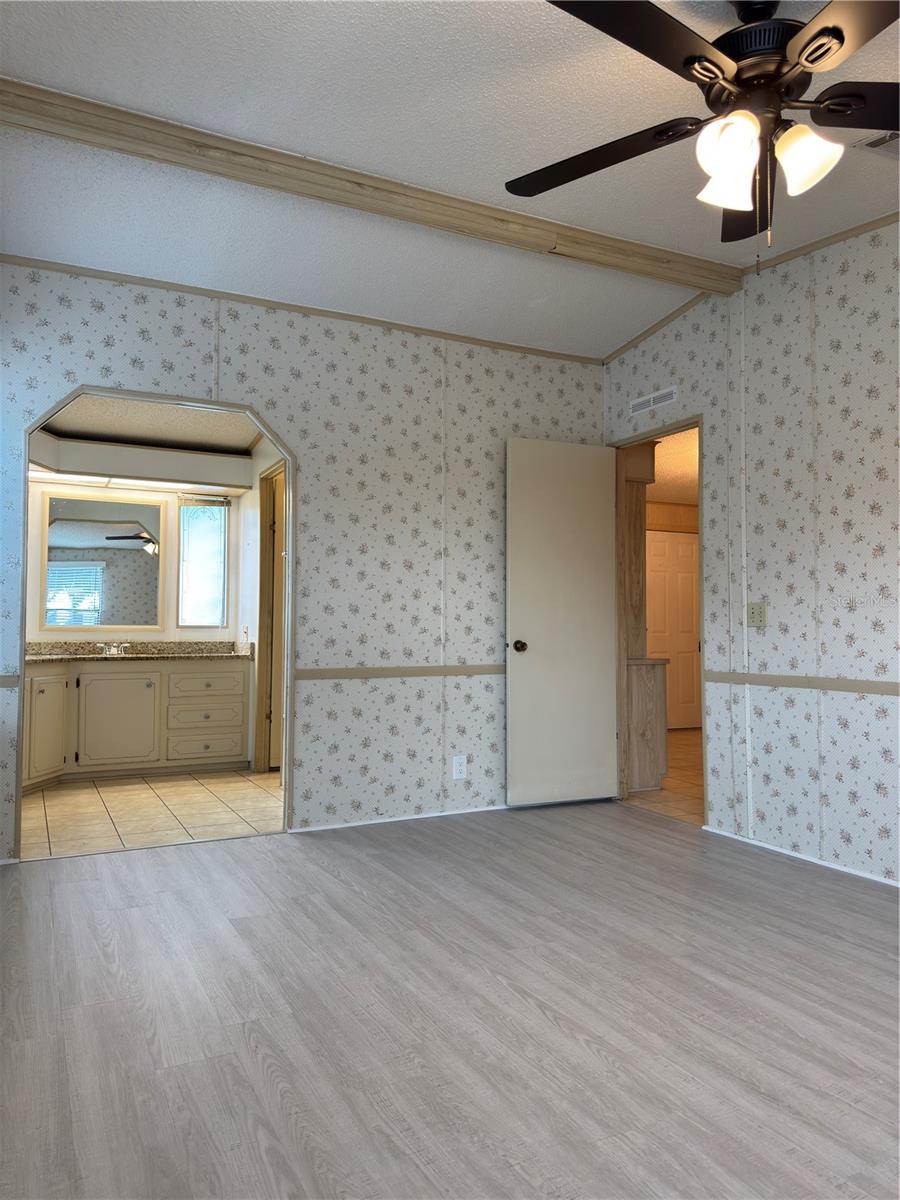 Image 33 of 100 For 25100 Pine Hill