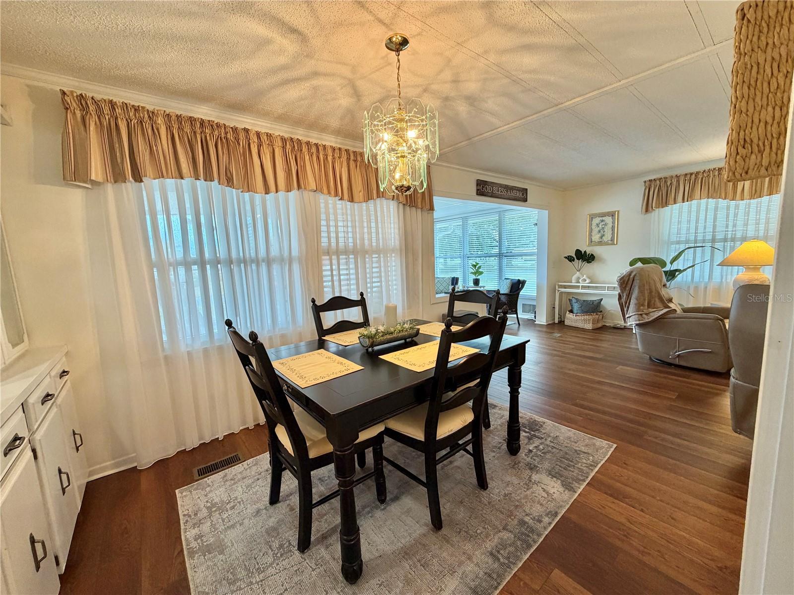 Image 14 of 74 For 209 Hawthorne Boulevard