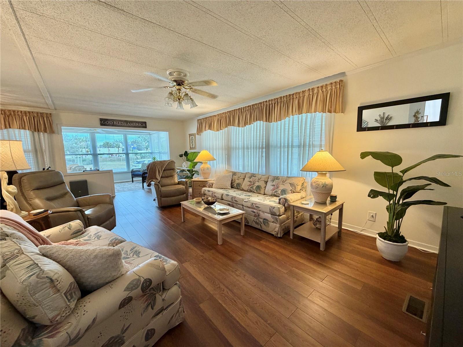 Image 3 of 74 For 209 Hawthorne Boulevard