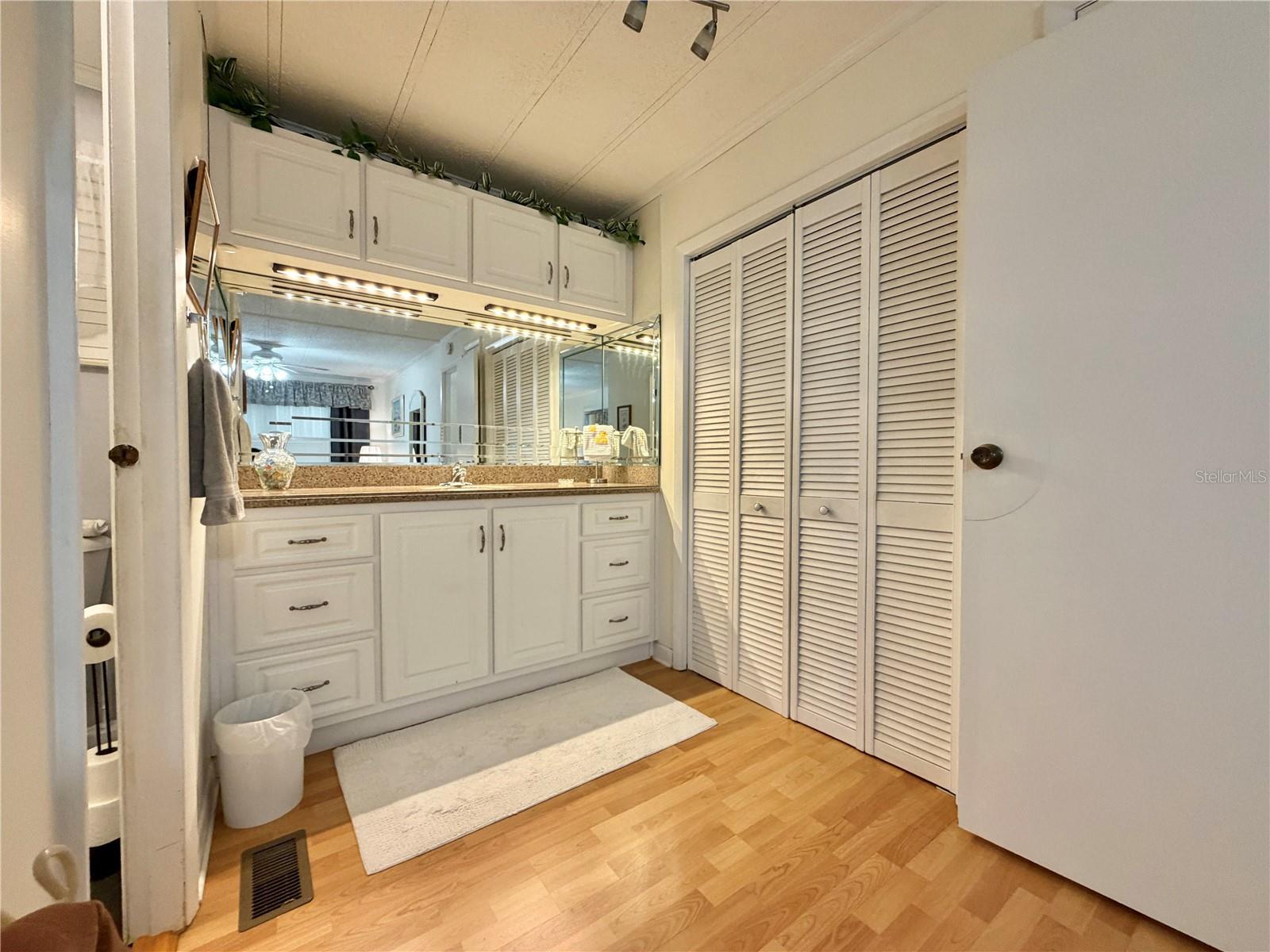 Image 40 of 74 For 209 Hawthorne Boulevard