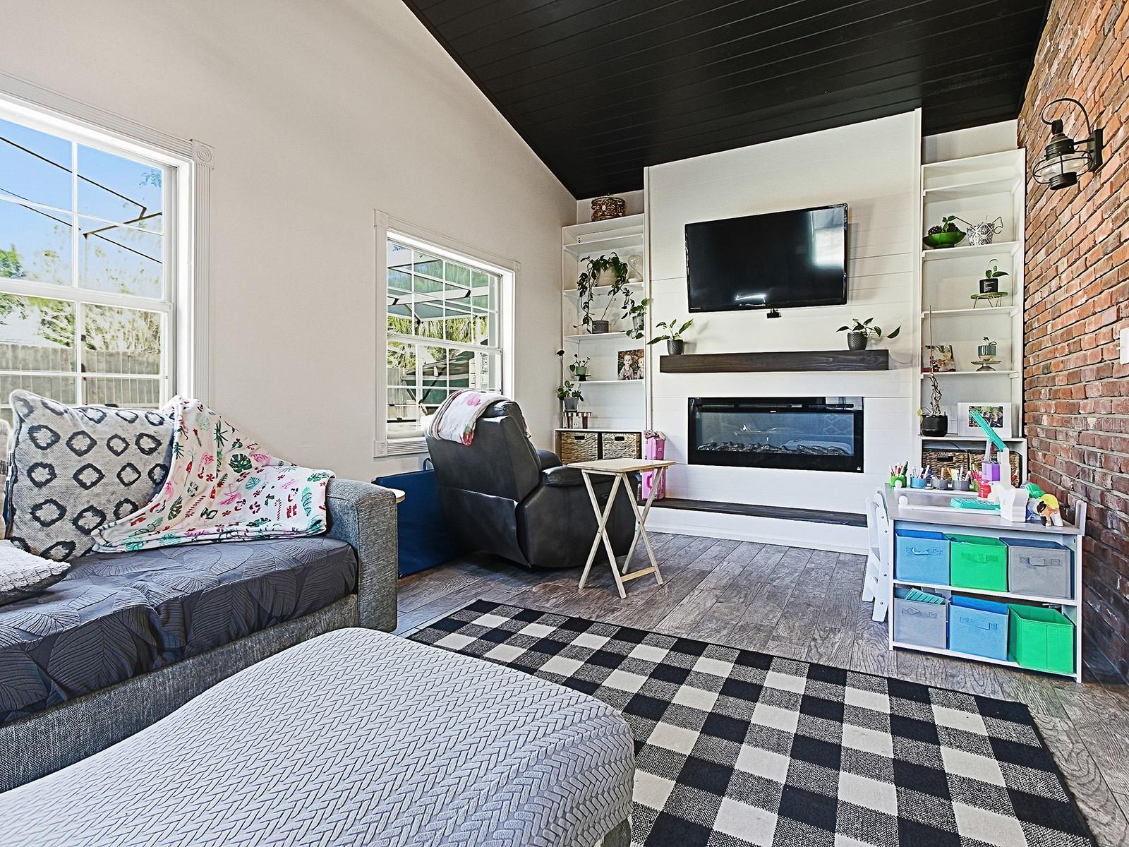 Image 15 of 60 For 5329 Twin Palms Road