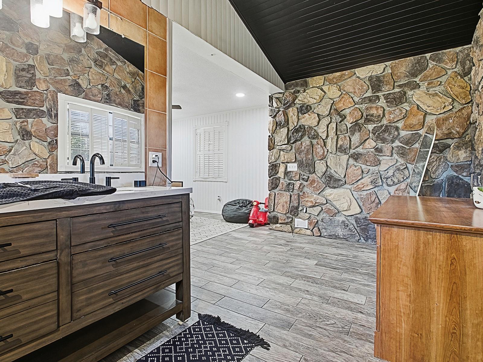 Image 23 of 60 For 5329 Twin Palms Road