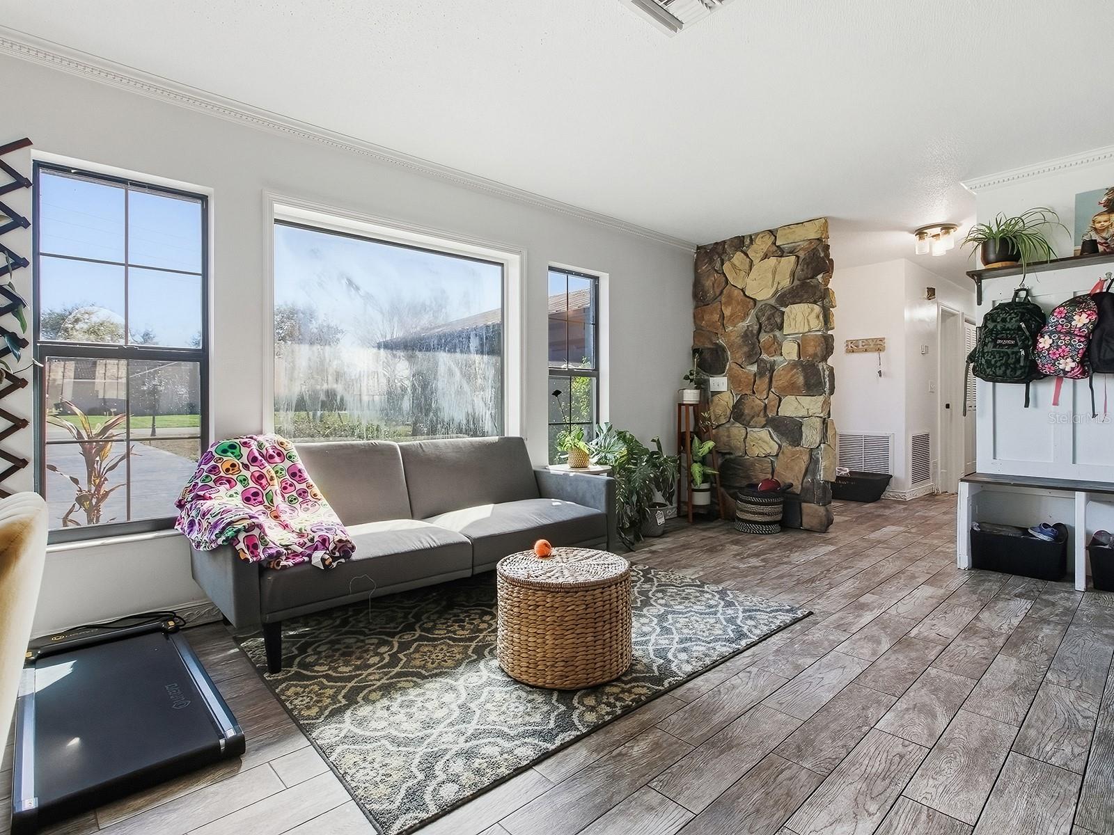 Image 6 of 60 For 5329 Twin Palms Road