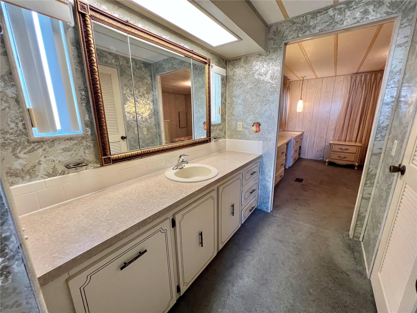 Image 33 of 55 For 180 Hibiscus Way