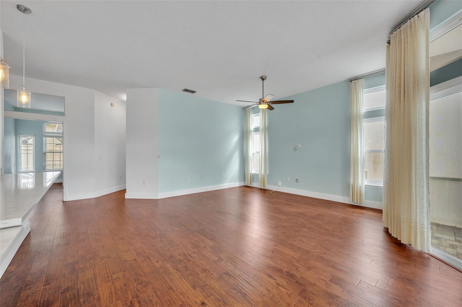 Image 11 of 52 For 196 Wimbledon Circle