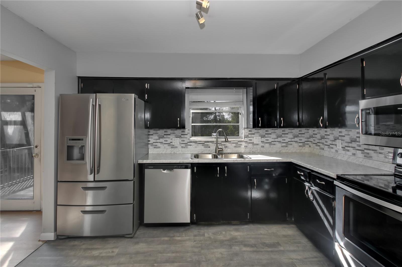 Image 10 of 28 For 1524 Yvonne Street