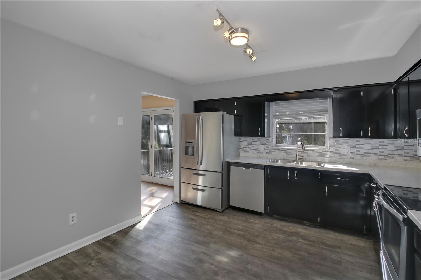 Image 11 of 28 For 1524 Yvonne Street