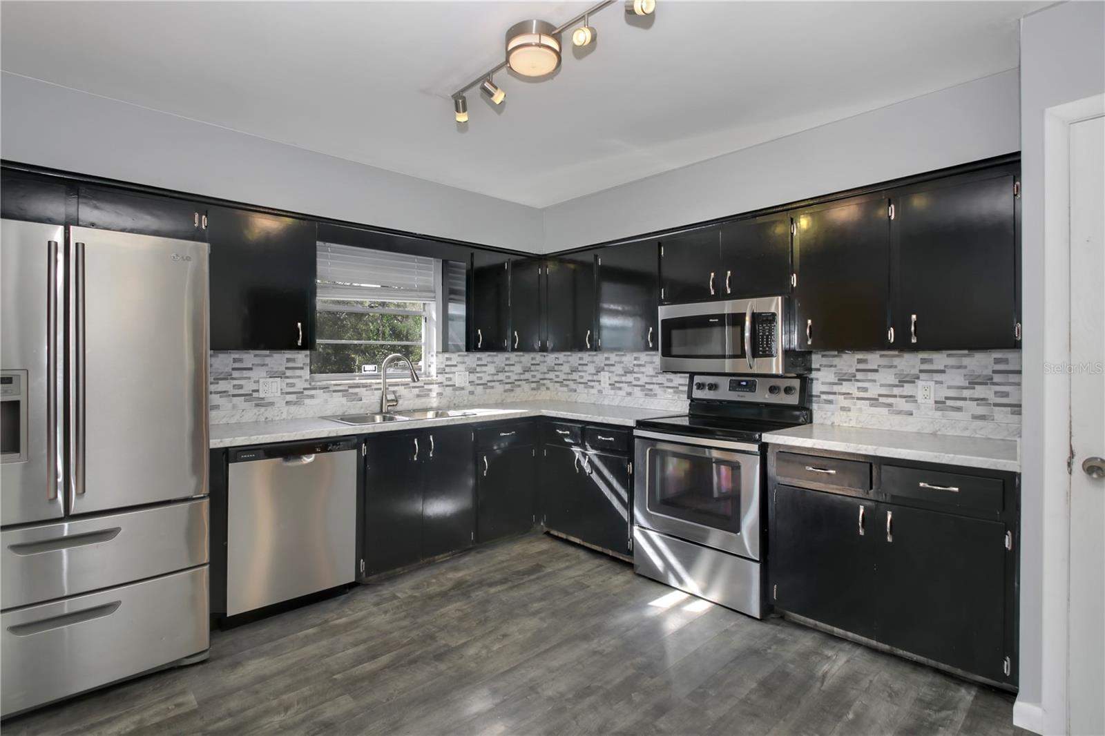 Image 12 of 28 For 1524 Yvonne Street