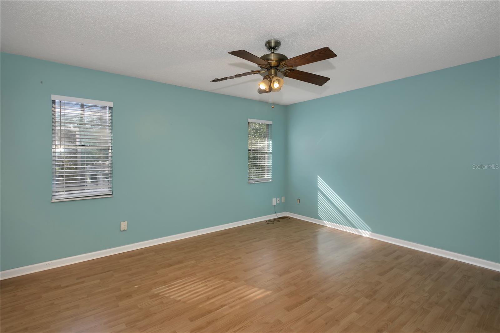 Image 18 of 28 For 1524 Yvonne Street