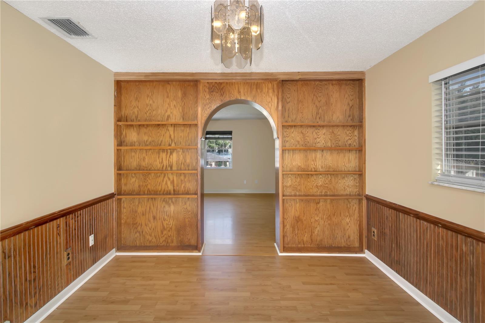 Image 7 of 28 For 1524 Yvonne Street