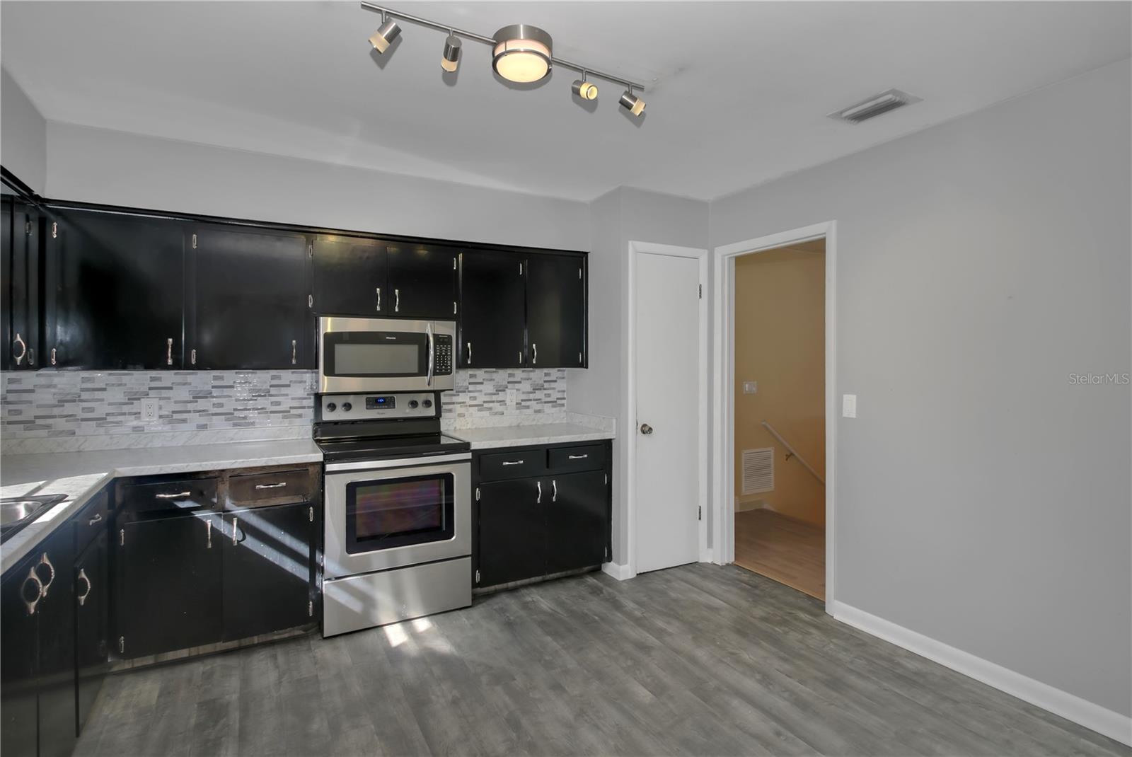 Image 9 of 28 For 1524 Yvonne Street