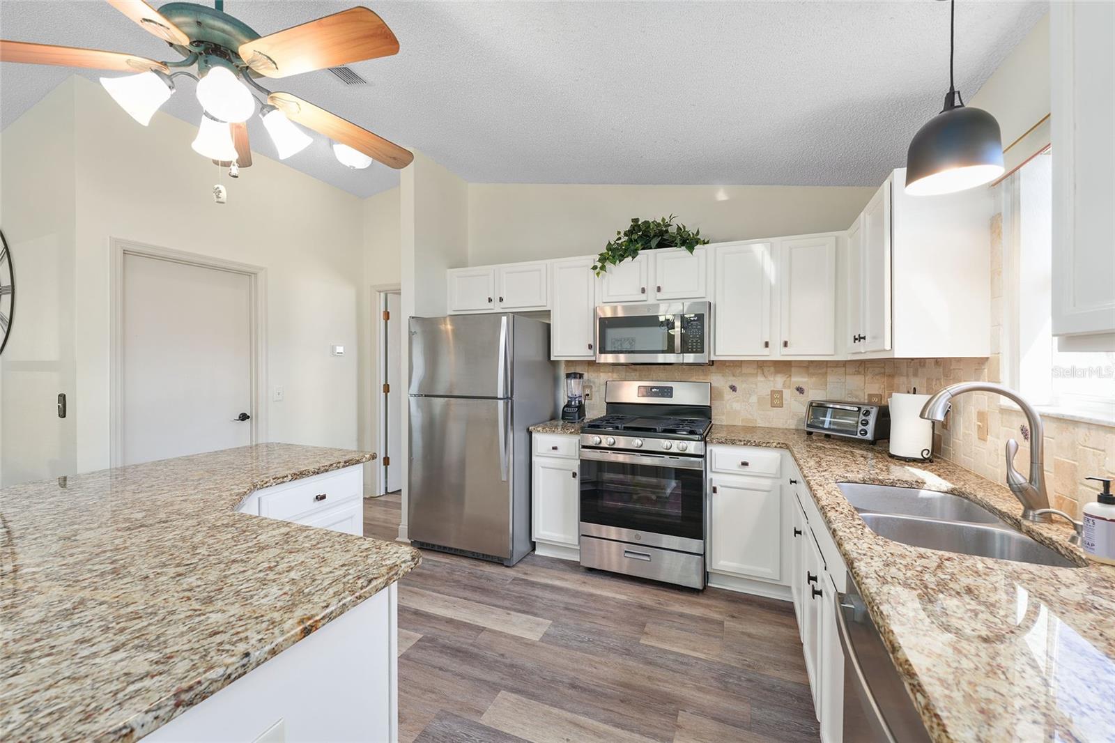 Image 18 of 44 For 2670 Privada Drive