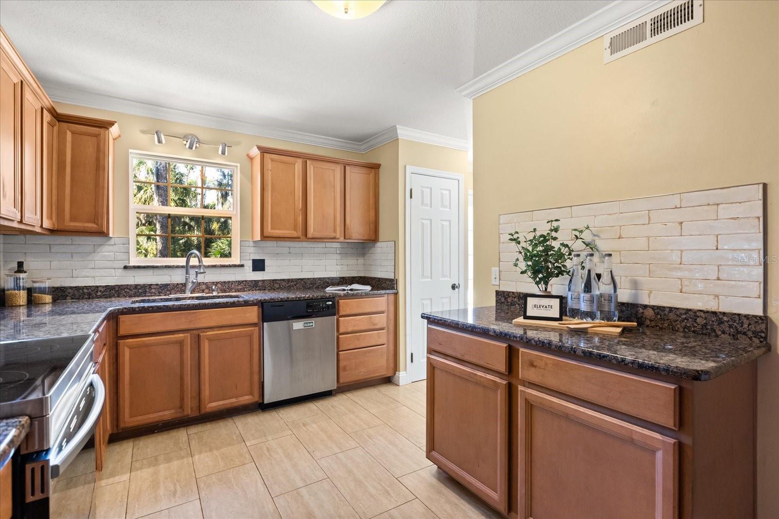 Image 15 of 84 For 3001 Lakeshore Drive