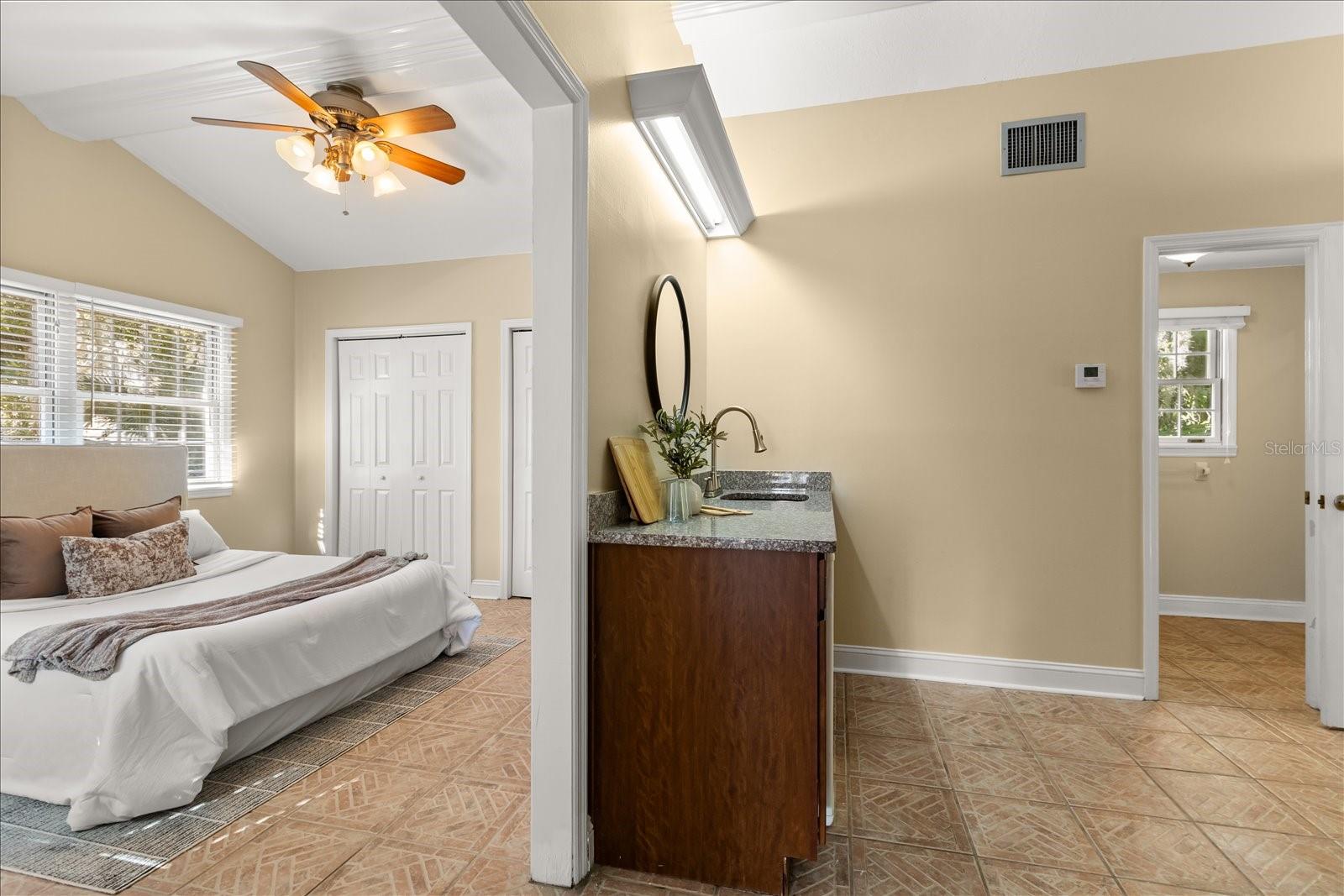 Image 19 of 84 For 3001 Lakeshore Drive