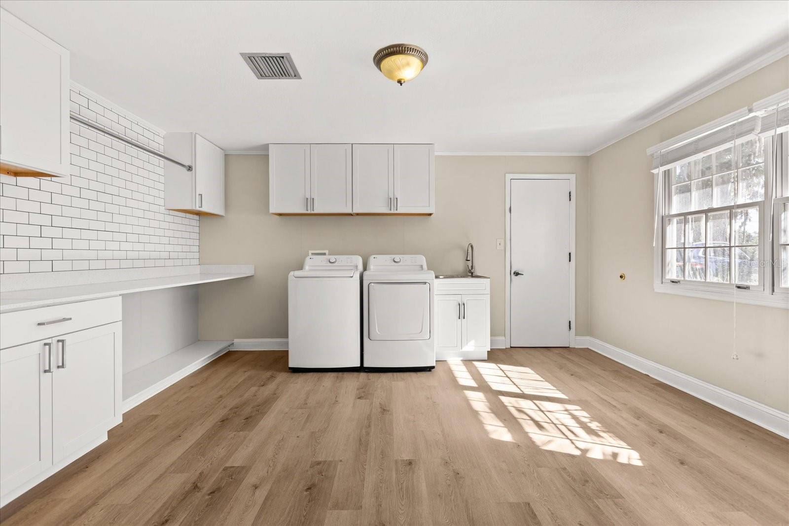 Image 21 of 84 For 3001 Lakeshore Drive