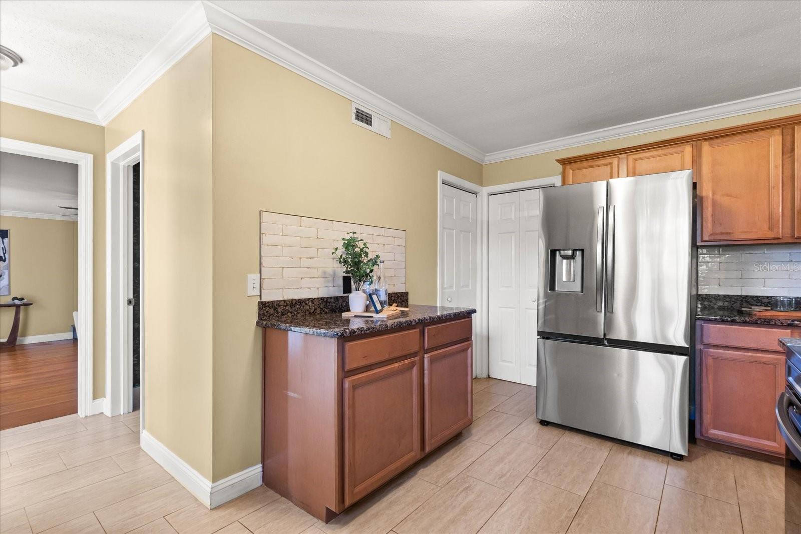 Image 43 of 84 For 3001 Lakeshore Drive