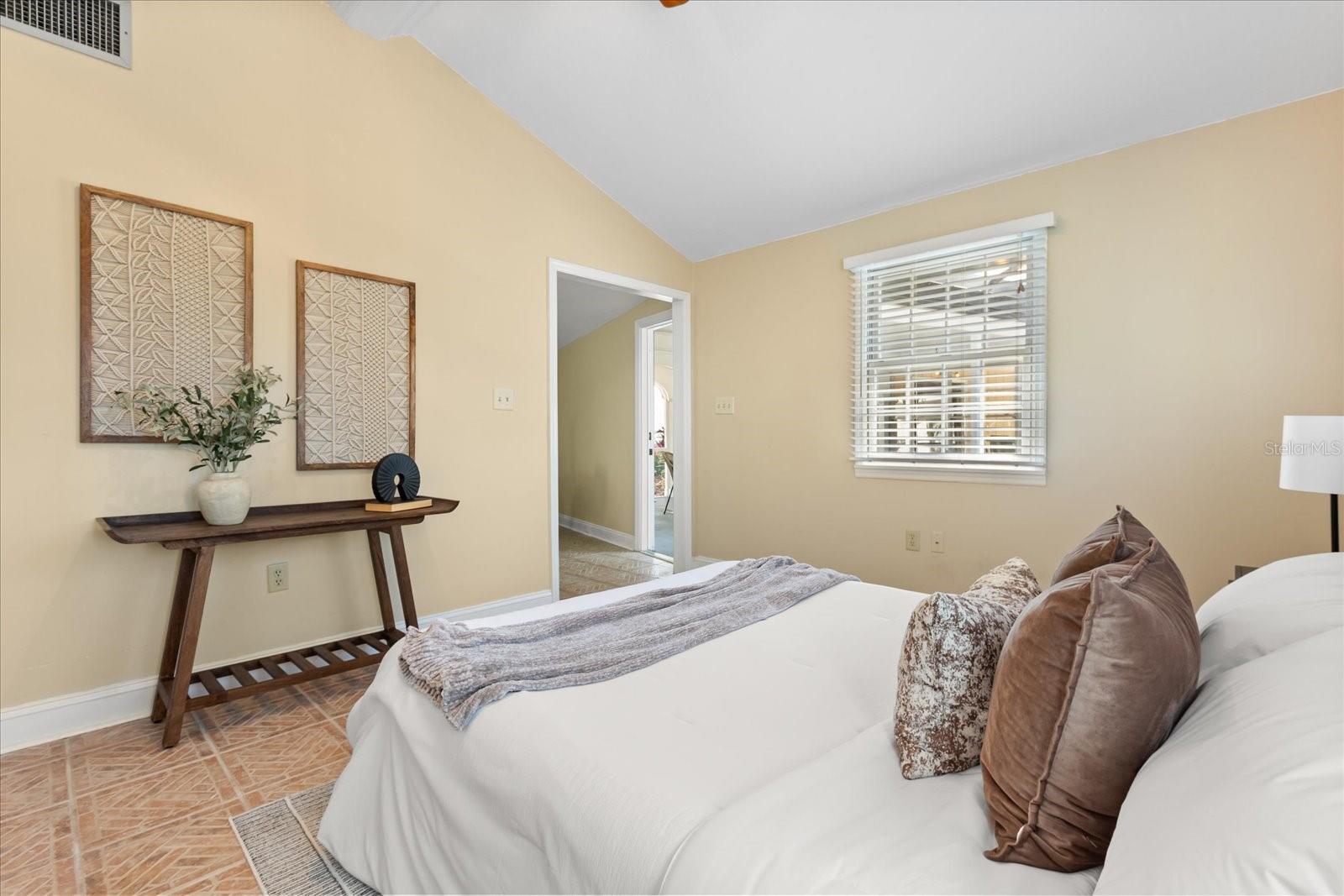 Image 45 of 84 For 3001 Lakeshore Drive