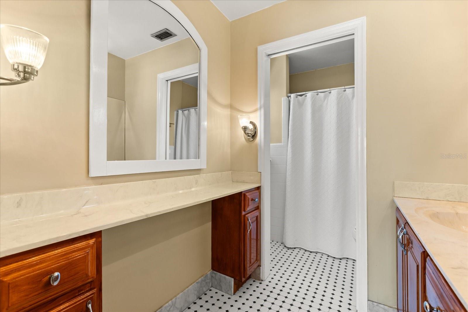 Image 55 of 84 For 3001 Lakeshore Drive