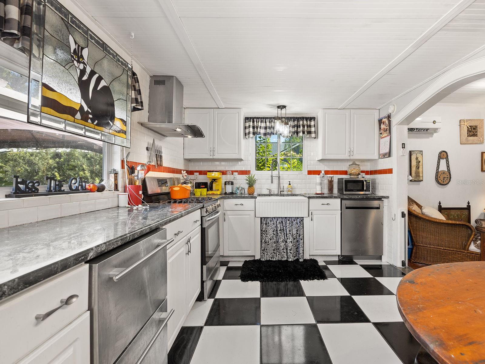 Image 10 of 32 For 335 Simpson  