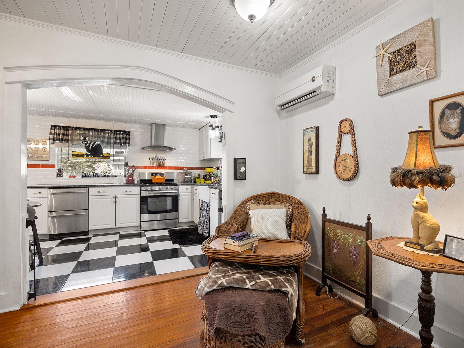 Image 11 of 32 For 335 Simpson  