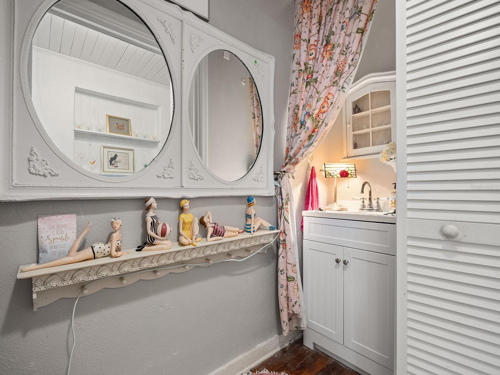 Image 17 of 32 For 335 Simpson  