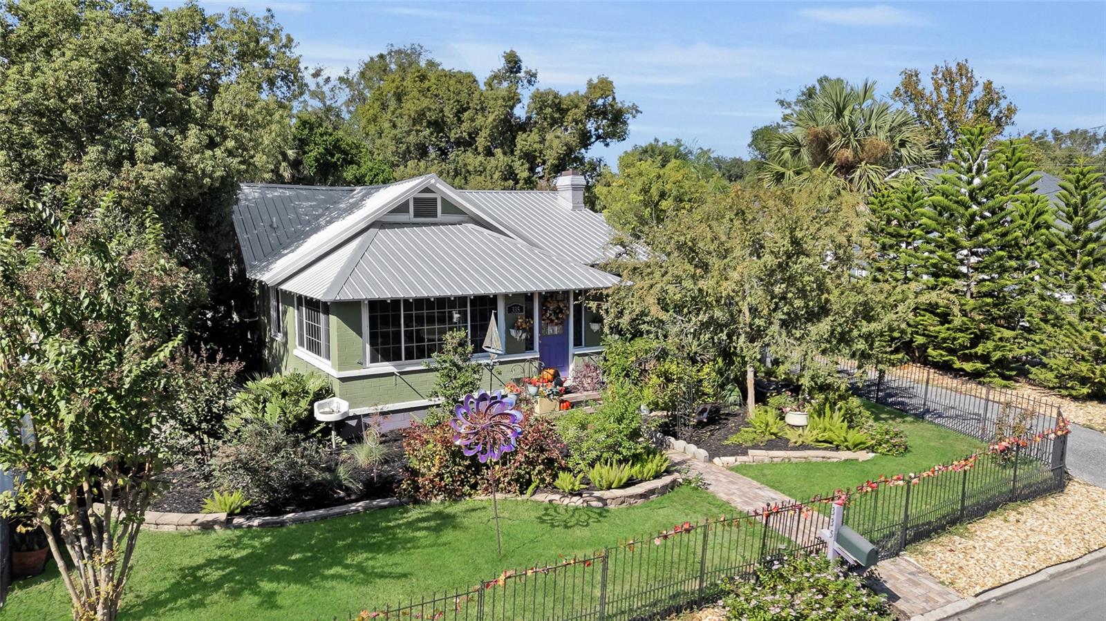 Image 2 of 32 For 335 Simpson  